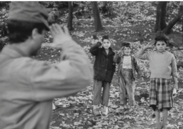 Djoundi-de-l-ALN-saluant-des-enfants