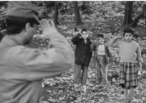 Djoundi-de-l-ALN-saluant-des-enfants w480